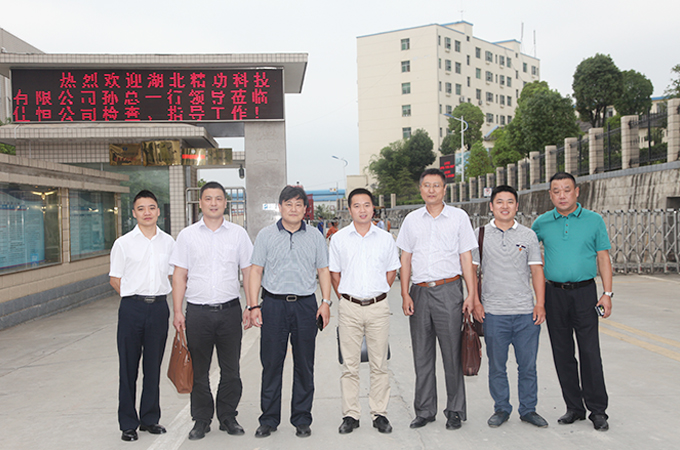 g精功科技采購中心經(jīng)理張國(左二) 佳恒公司總經(jīng)理?xiàng)钣烂鳎ㄗ笕? 精功科技總經(jīng)理孫利民(左四) 精功科技常